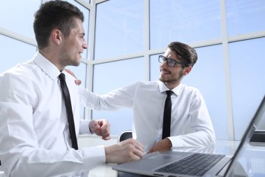 İş ekibi planlarını tartışıyor.