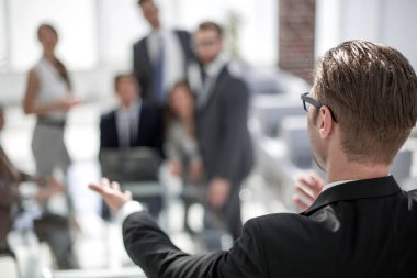 Arka manzara. İş adamı ofisine davet ediyor..