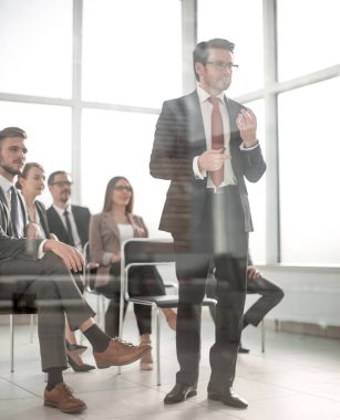 Yöneticisi bir raporu iş projesi Başkanı yapar.