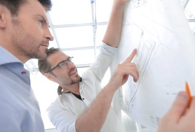 sanal ekranın yakınındaysa ayakta up.two Mimarlar kapatın