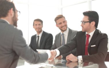 ofiste Des oturan tokalaşırken eller iş