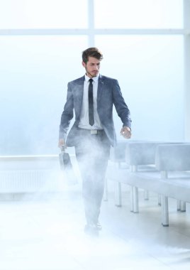 dumanlı bir yerde adam