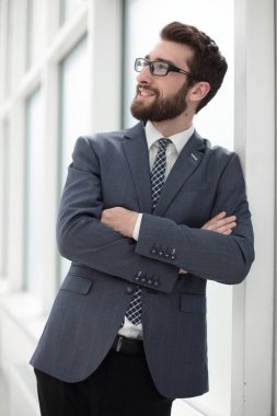 ofiste ayakta up.young işadamı kapatmak