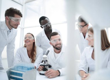 Laboratuvarda çalışan kimya öğrenci grubu