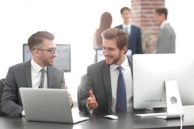 İşadamı proje fikri bir meslektaşım açıklar.