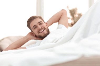 closeup.smiling adam kanepede yatan.