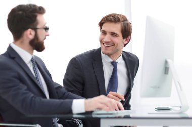 yakın çekim. iş arkadaşları çalışma konuları tartışmak