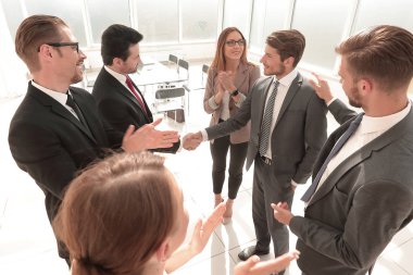 Elini ortağına el sıkışma için veren işadamı