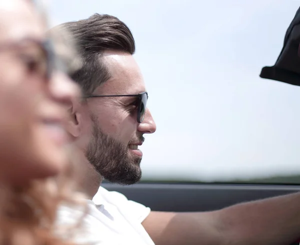 Close up.couple viajando en su coche descapotable — Foto de Stock