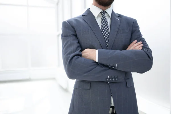 Nahaufnahme. Selbstbewusster Geschäftsmann steht in einem hellen Büro — Stockfoto