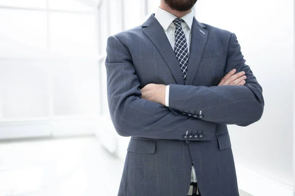 Nära up.confident affärsman stående i ett ljust kontor — Stockfoto