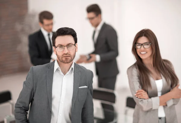 Dipendenti della società in piedi in un ufficio moderno — Foto Stock