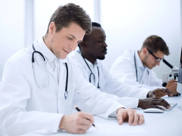Gruppen av läkare som arbetar i sjukhus-laboratoriet — Stockfoto