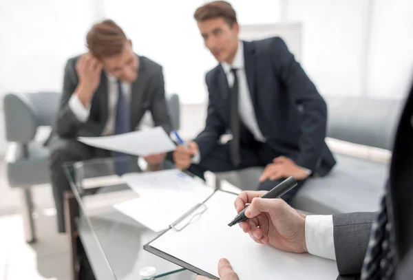 Bakgrundsbild. affärsmän som arbetar med dokument i office — Stockfoto