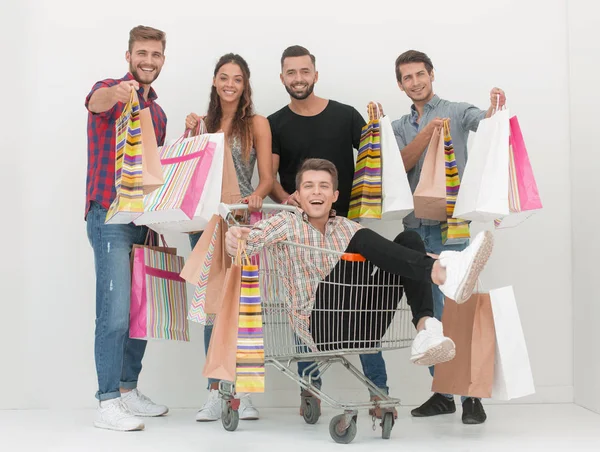 Gençlerin alışveriş torbaları ile mutlu Grup — Stok fotoğraf