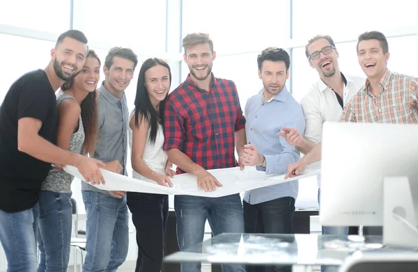 Χαμογελώντας σχεδιασμό ομάδα στέκεται στο γραφείο — Φωτογραφία Αρχείου