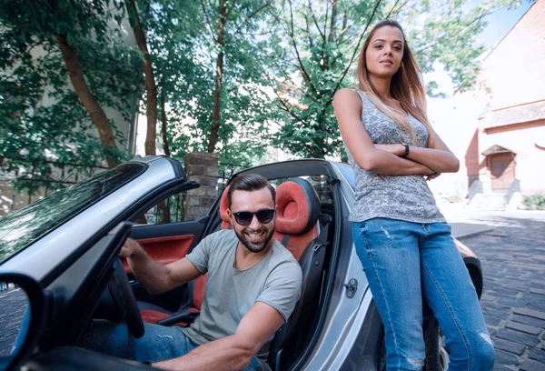 Молода пара подорожує на машині — стокове фото