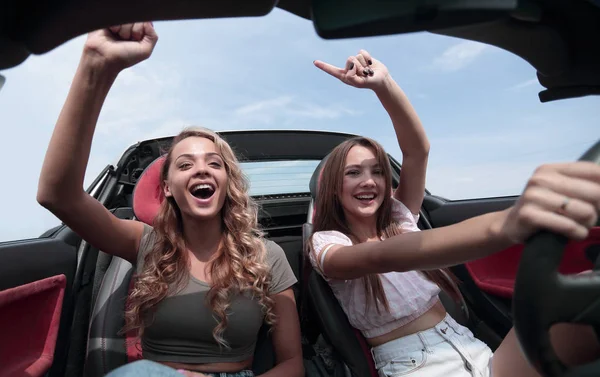 Duas namoradas desfrutando de uma viagem no carro — Fotografia de Stock