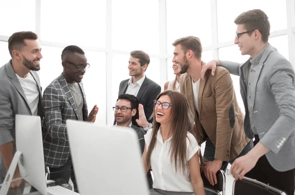 Glückliches Geschäftsteam blickt auf Computerbildschirm. — Stockfoto