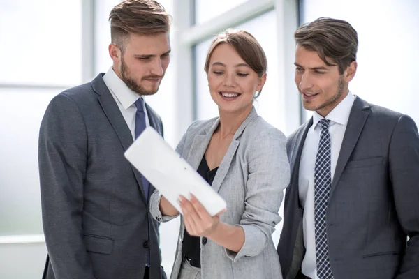 Equipo empresarial moderno que utiliza tableta para trabajar con datos financieros —  Fotos de Stock