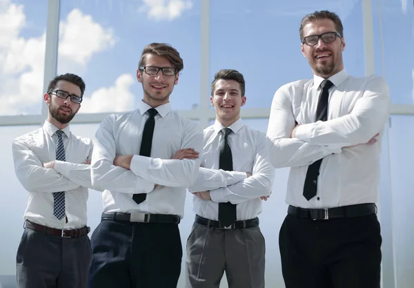 Gruppe selbstbewusster Geschäftsleute steht zusammen — Stockfoto