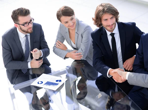 Partner di stretta di mano a una riunione di lavoro — Foto Stock