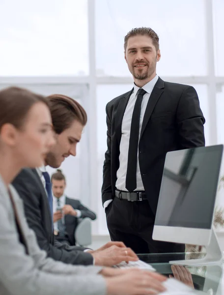 Geschäftsmann steht in seinem Büro — Stockfoto