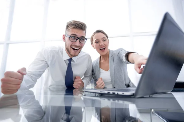Glad affärskollegor sitter vid sina skrivbord — Stockfoto