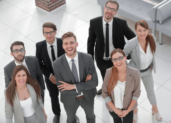 Top view.a groupe de gens d'affaires regardant la caméra — Photo