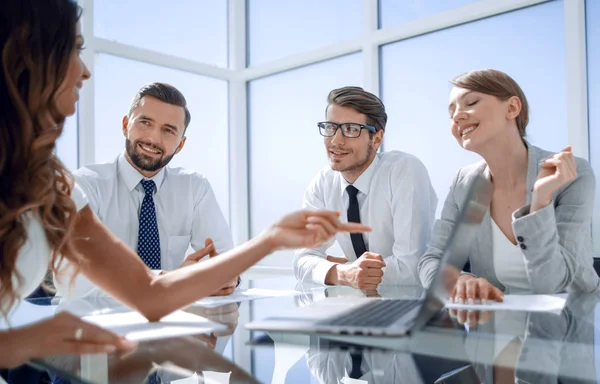 Sorrindo equipe de negócios na mesa . — Fotografia de Stock