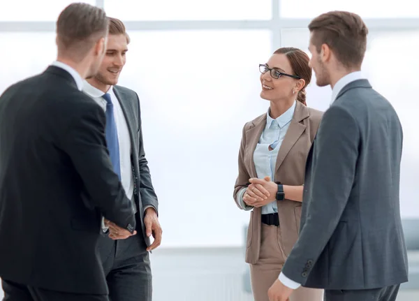 Grupo de empleados hablando mientras están de pie en la oficina — Foto de Stock