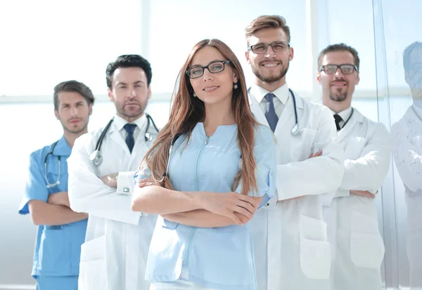 Grupa lekarzy i pielęgniarek stojących w sali szpitalnej — Zdjęcie stockowe