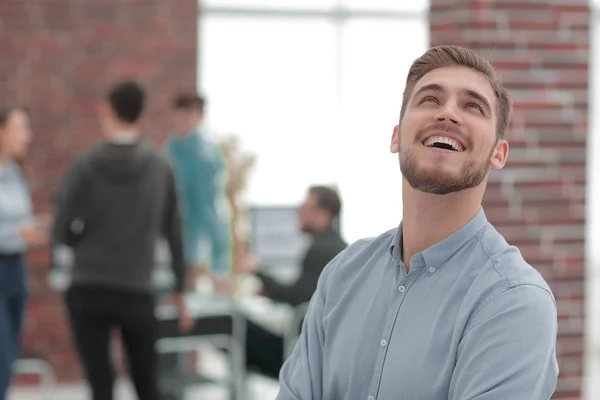 Hombre alegre sonriendo en la oficina . —  Fotos de Stock