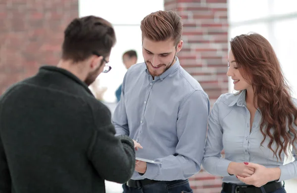 Geschäftsteam mit Tablet im Büro. — Stockfoto