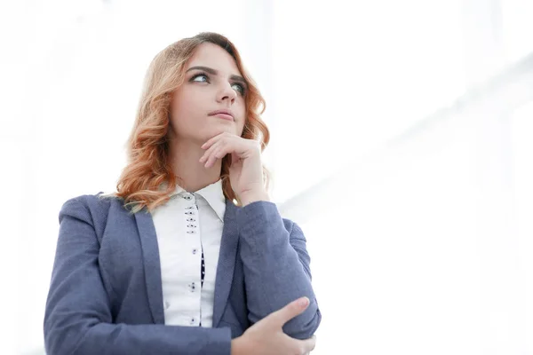 Moderne Frau beim Betrachten von copy space.i — Stockfoto