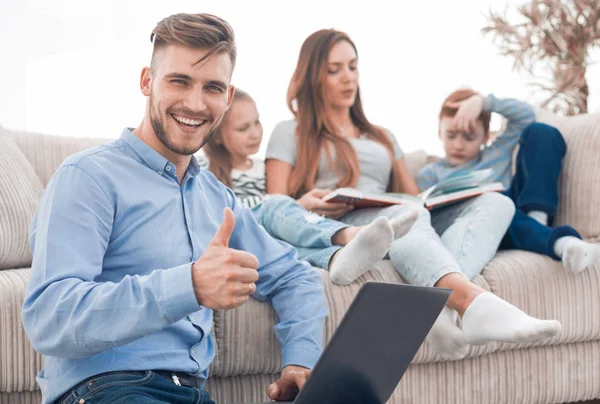 Homem moderno com laptop mostrando polegar para cima — Fotografia de Stock