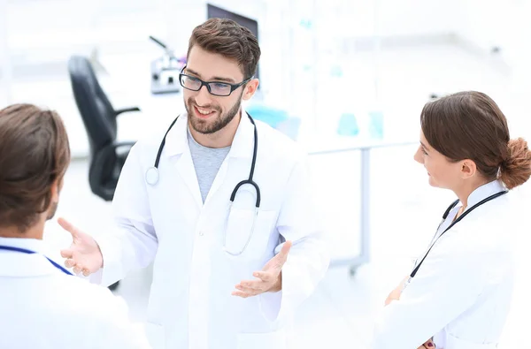 Grupo de médicos hablando — Foto de Stock