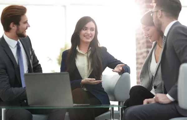 Puesta en marcha de la empresa, las mujeres lideran la nueva empresa de auto-confianza — Foto de Stock