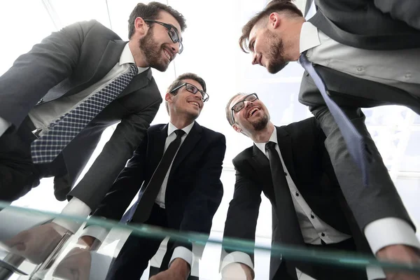 Close up.un gruppo di partner commerciali in piedi vicino al desktop — Foto Stock