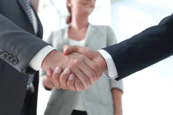Popisný handshake podnikatelů. — Stock fotografie