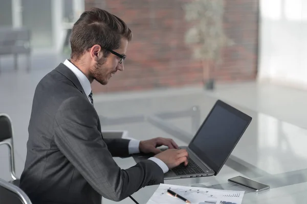 Homem Negócios Digitando Texto Laptop Foto Com Espaço Cópia — Fotografia de Stock