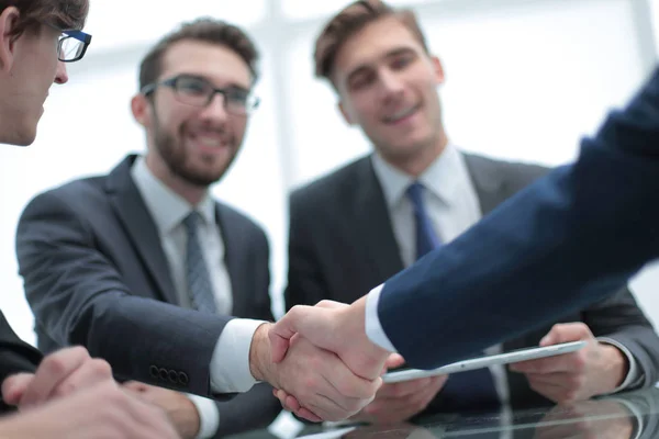 Zakelijke handdruk. Close-up van zakenmannen die elkaar de hand schudden. — Stockfoto