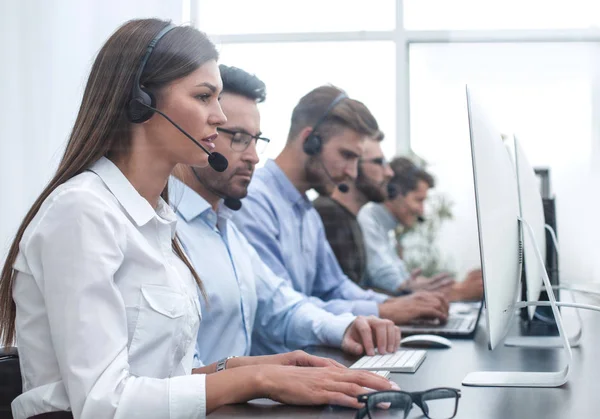 Call center anställd på arbetsplatsen — Stockfoto