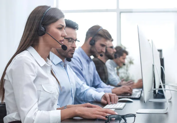 Empleado del centro de llamadas en el lugar de trabajo — Foto de Stock