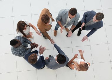 Üst düzey iş ekibi ve iş ortaklarının el sıkışması.