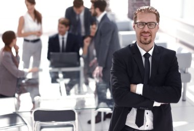 bulanık bir ofis arka plan üzerinde emin iş adamı