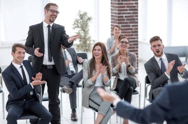 genç işadamı konuşmacı olarak bir iş toplantısı sorar