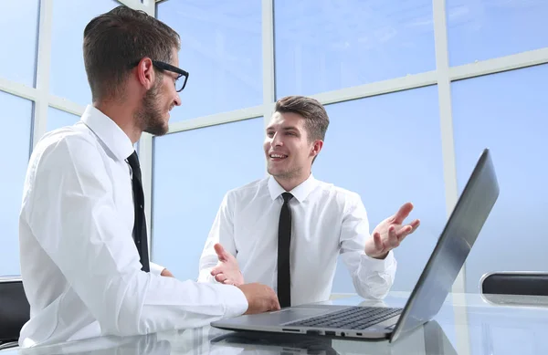 Collega 's zitten aan tafel en praten — Stockfoto