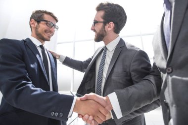 Modern bir ofiste el sıkışma işi ortakları