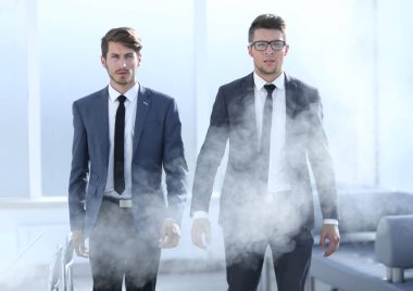 binadan bir yangın sırasında iki çalışanı